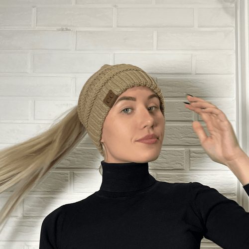 PonyCap® Beanie – Strickmütze für minimalistische Pferdeschwänze