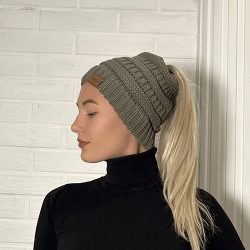 PonyCap® Beanie – Strickmütze für minimalistische Pferdeschwänze