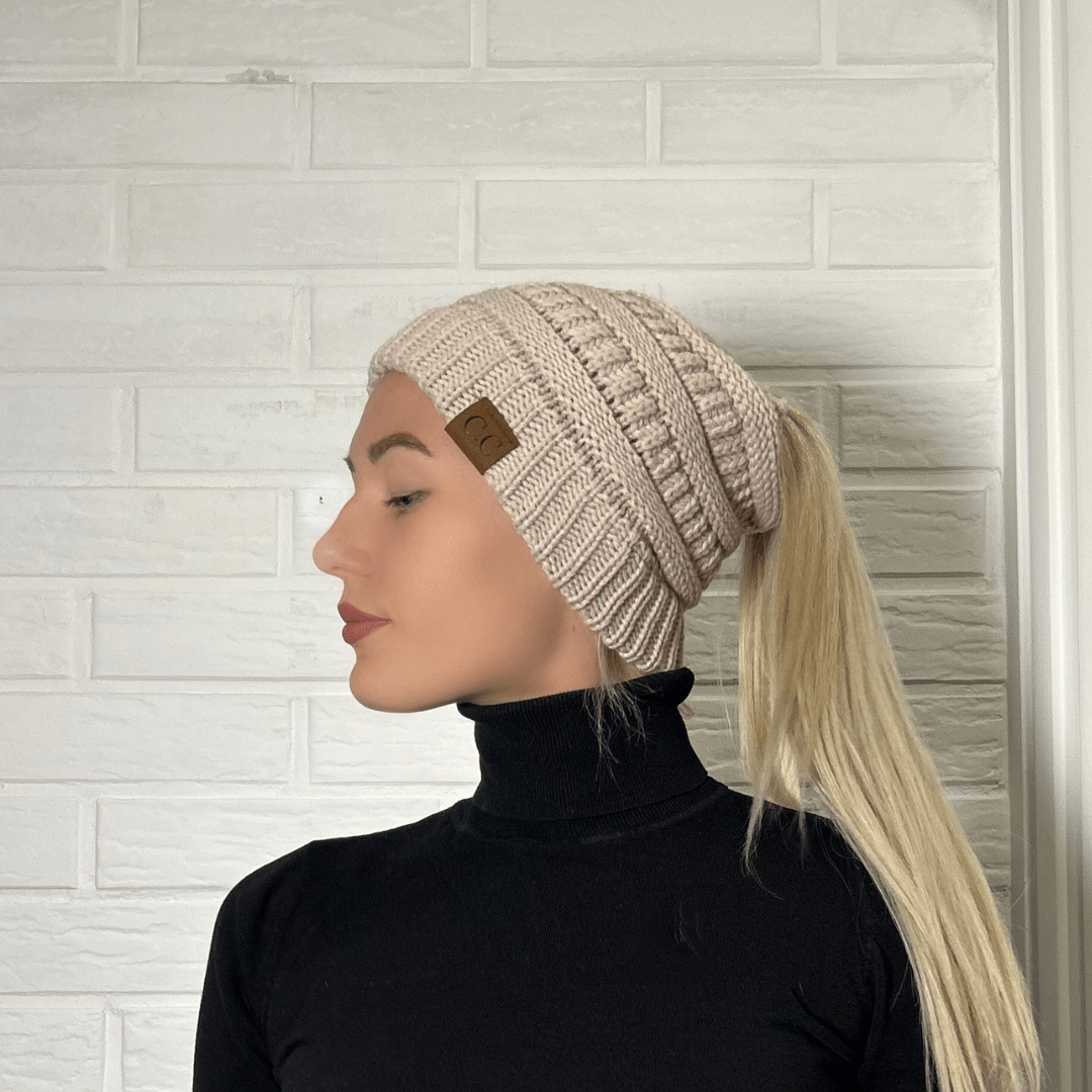 PonyCap® Beanie – Strickmütze für minimalistische Pferdeschwänze