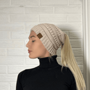PonyCap® Beanie – Strickmütze für minimalistische Pferdeschwänze
