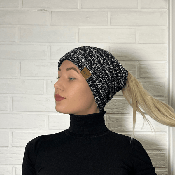 PonyCap® Beanie – Strickmütze für minimalistische Pferdeschwänze