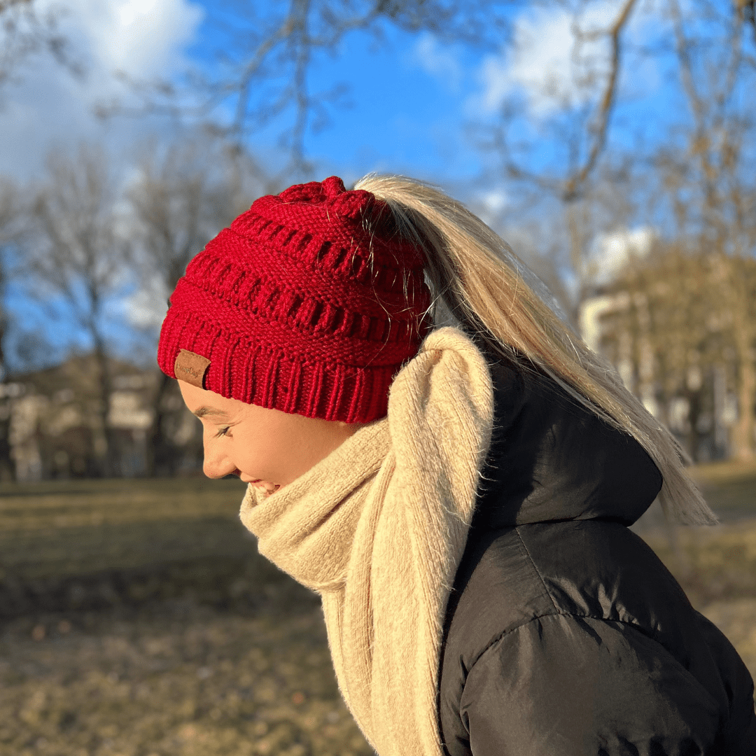 PonyCap® Beanie – Strickmütze für minimalistische Pferdeschwänze